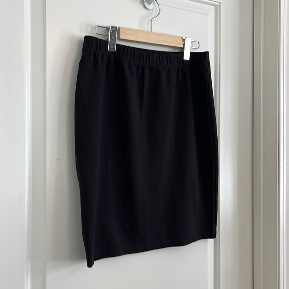 Velvet by Graham & Spencer pull on skirt size medium - Picture 2 of 3